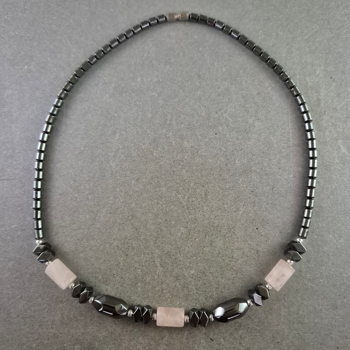 Hämatit Kette mit Rosenquarz – Edelsteinmix in harmonischem Design