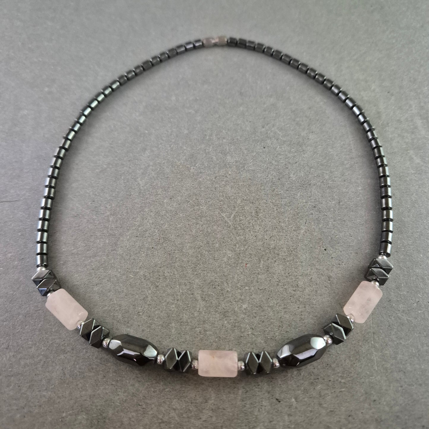 Hämatit Kette mit Rosenquarz – Edelsteinmix in harmonischem Design