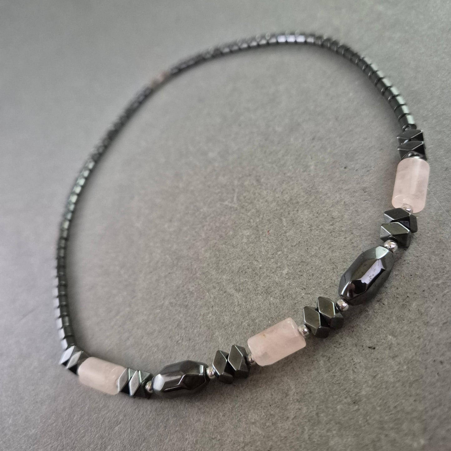 Hämatit Kette mit Rosenquarz – Edelsteinmix in harmonischem Design