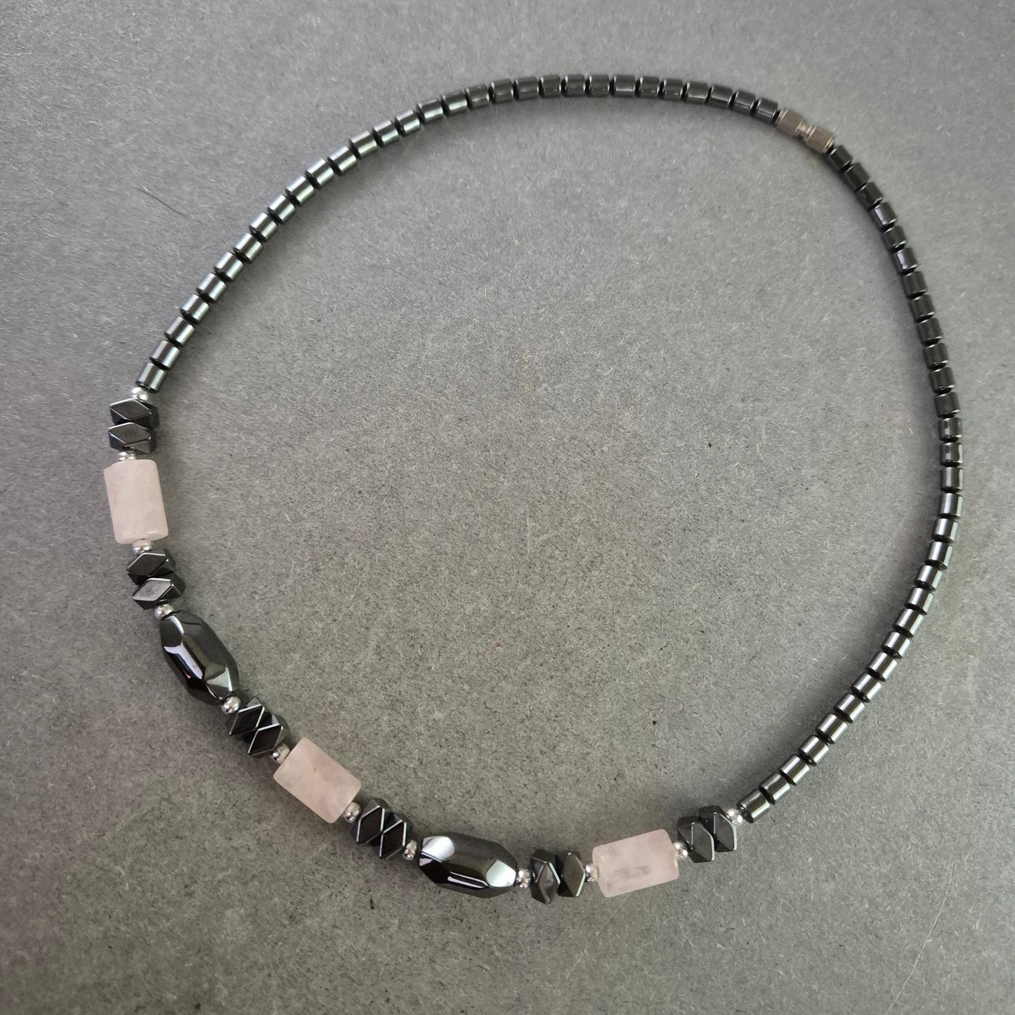 Hämatit Kette mit Rosenquarz – Edelsteinmix in harmonischem Design