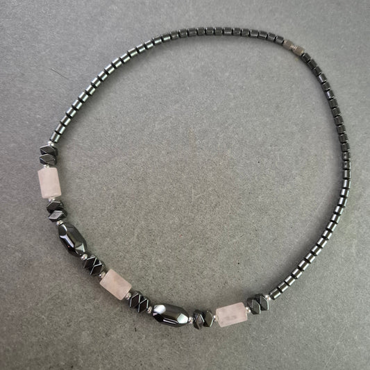 Hämatit Kette mit Rosenquarz – Edelsteinmix in harmonischem Design