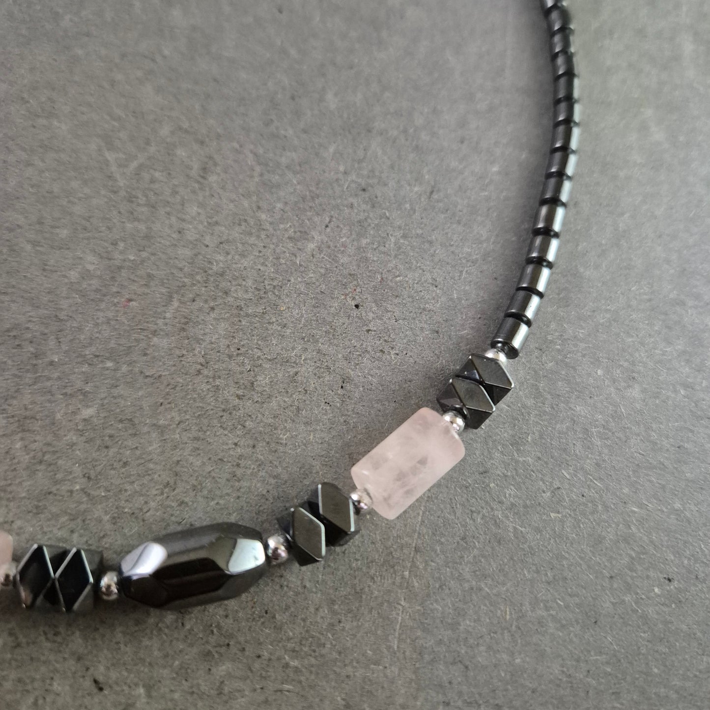 Hämatit Kette mit Rosenquarz – Edelsteinmix in harmonischem Design
