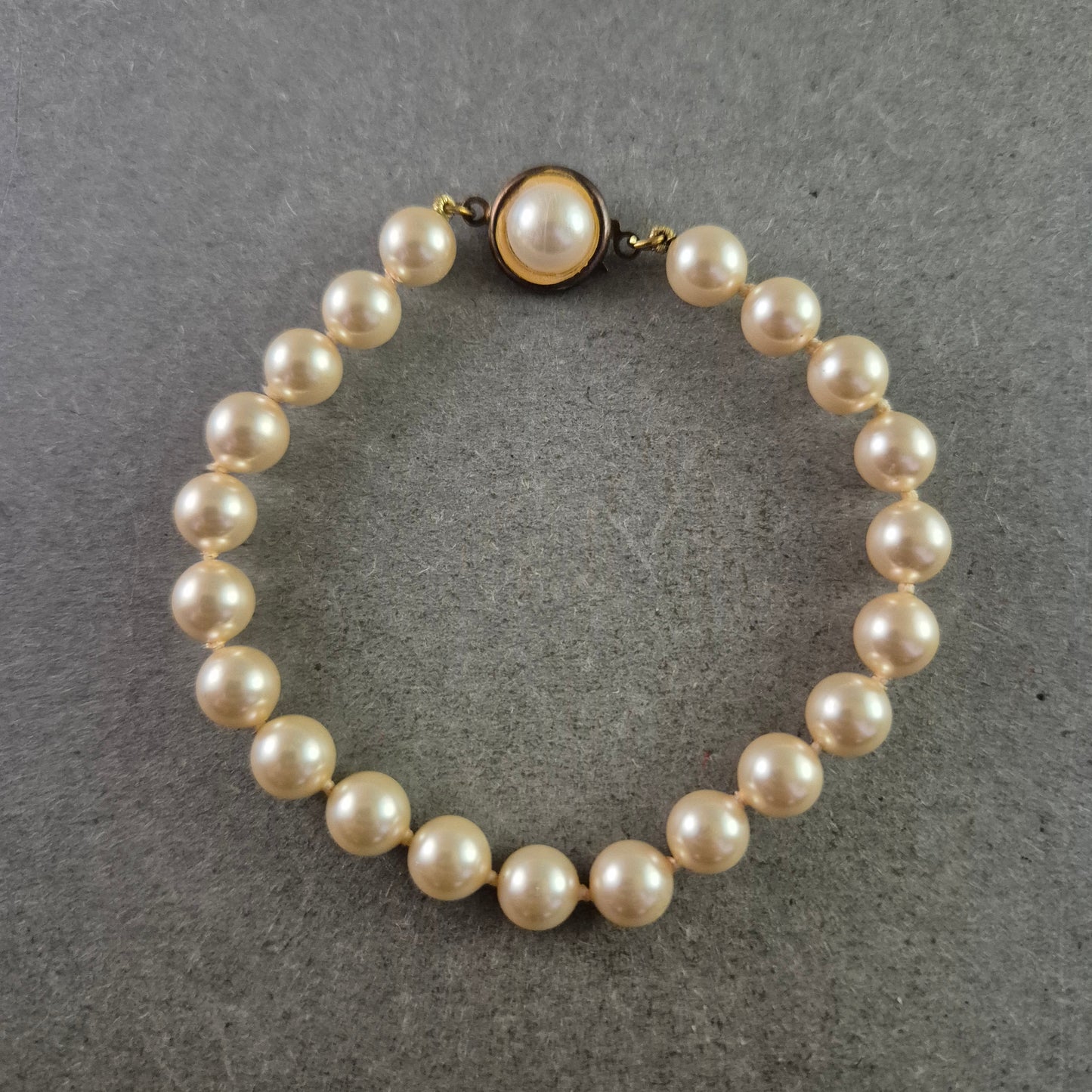 Elegantes Perlen Armband – Klassisch mit rundem Steckverschluss