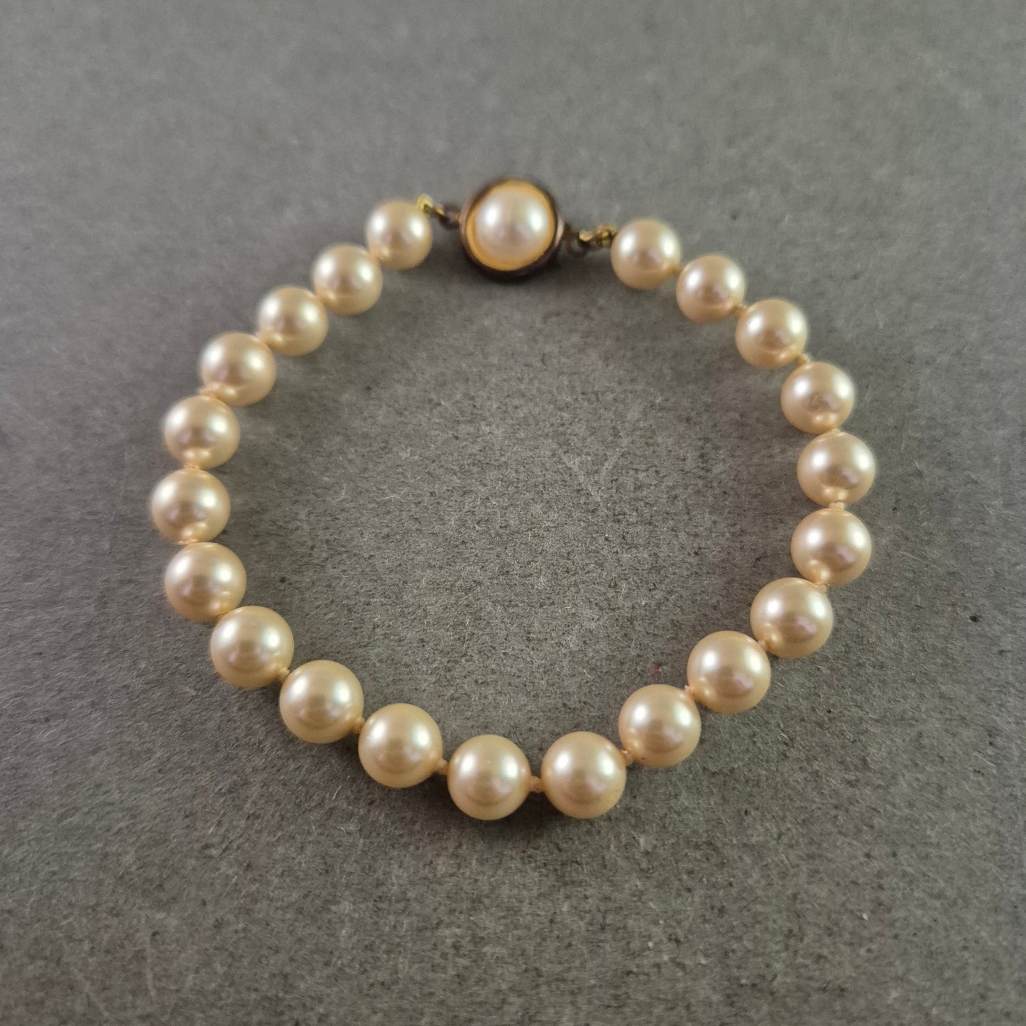 Elegantes Perlen Armband – Klassisch mit rundem Steckverschluss