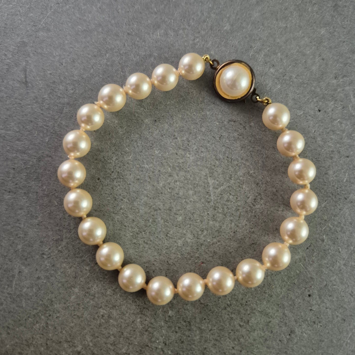 Elegantes Perlen Armband – Klassisch mit rundem Steckverschluss