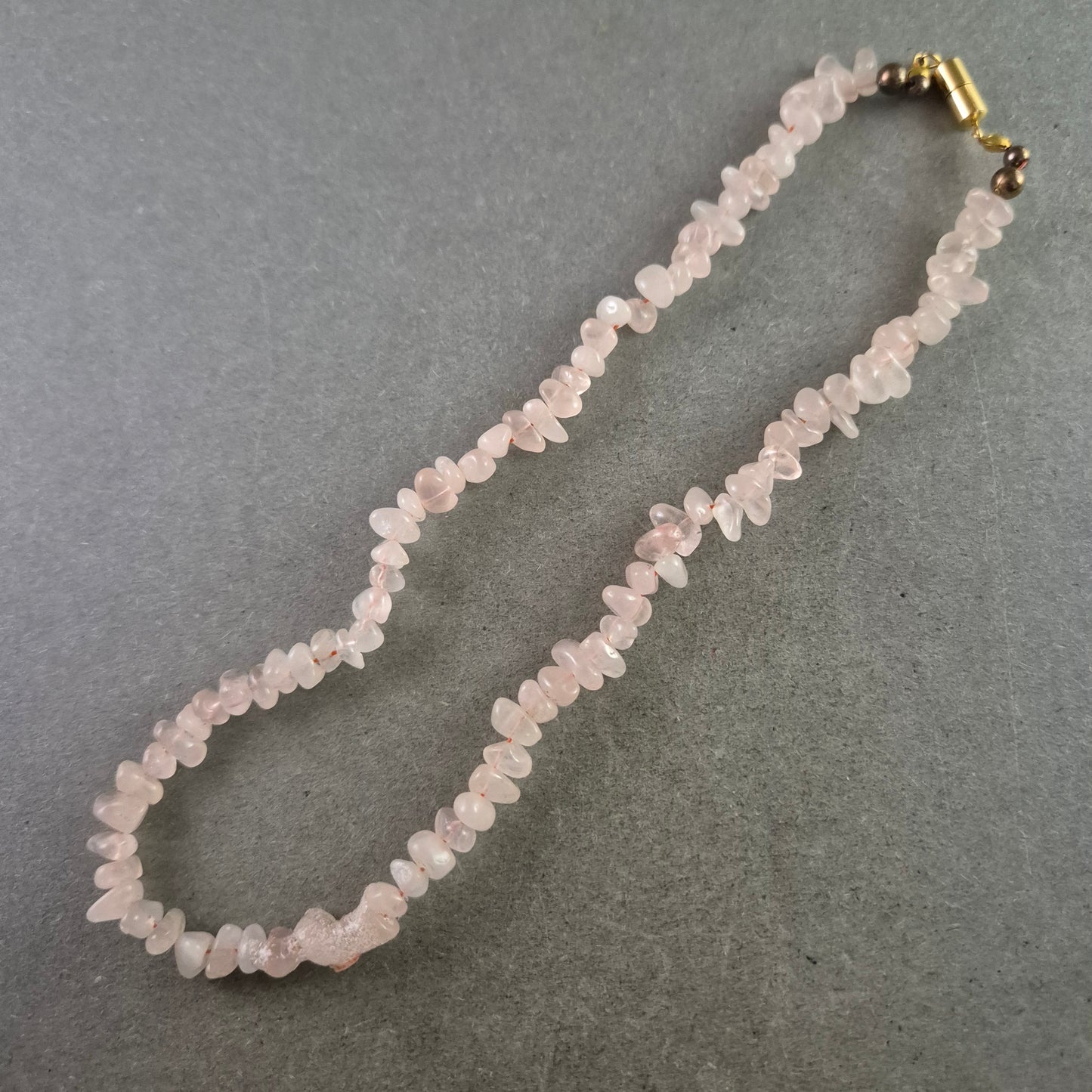 Zarte Rosenquarz Halskette – Natursteinoptik mit goldfarbenem Verschluss