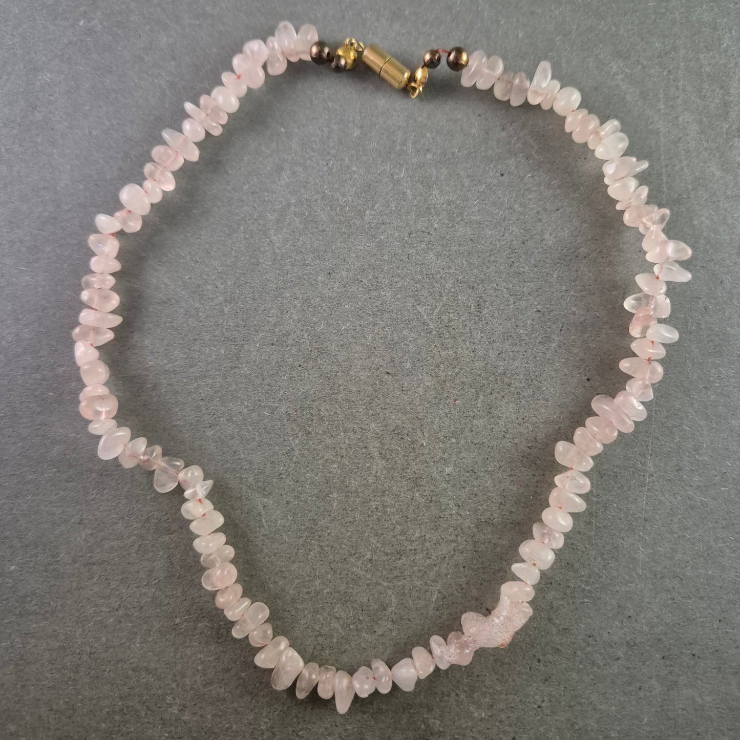 Zarte Rosenquarz Halskette – Natursteinoptik mit goldfarbenem Verschluss