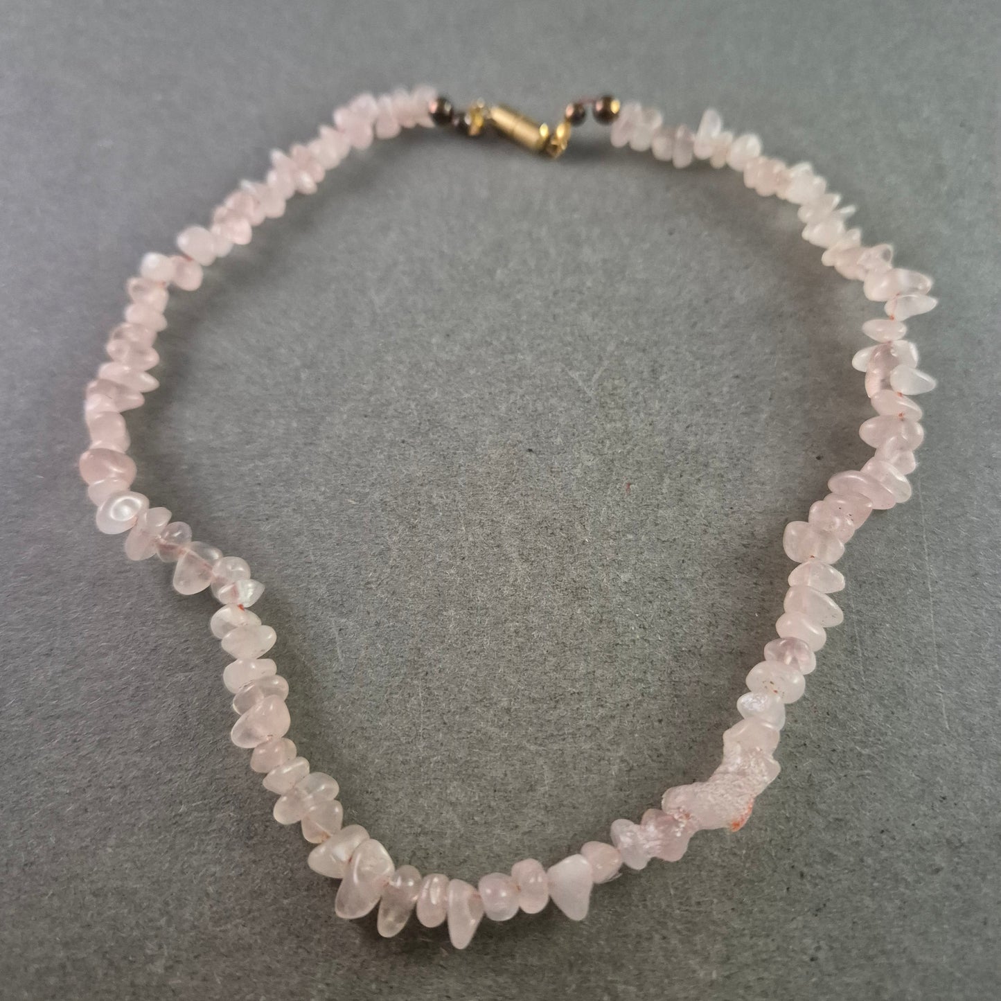 Zarte Rosenquarz Halskette – Natursteinoptik mit goldfarbenem Verschluss