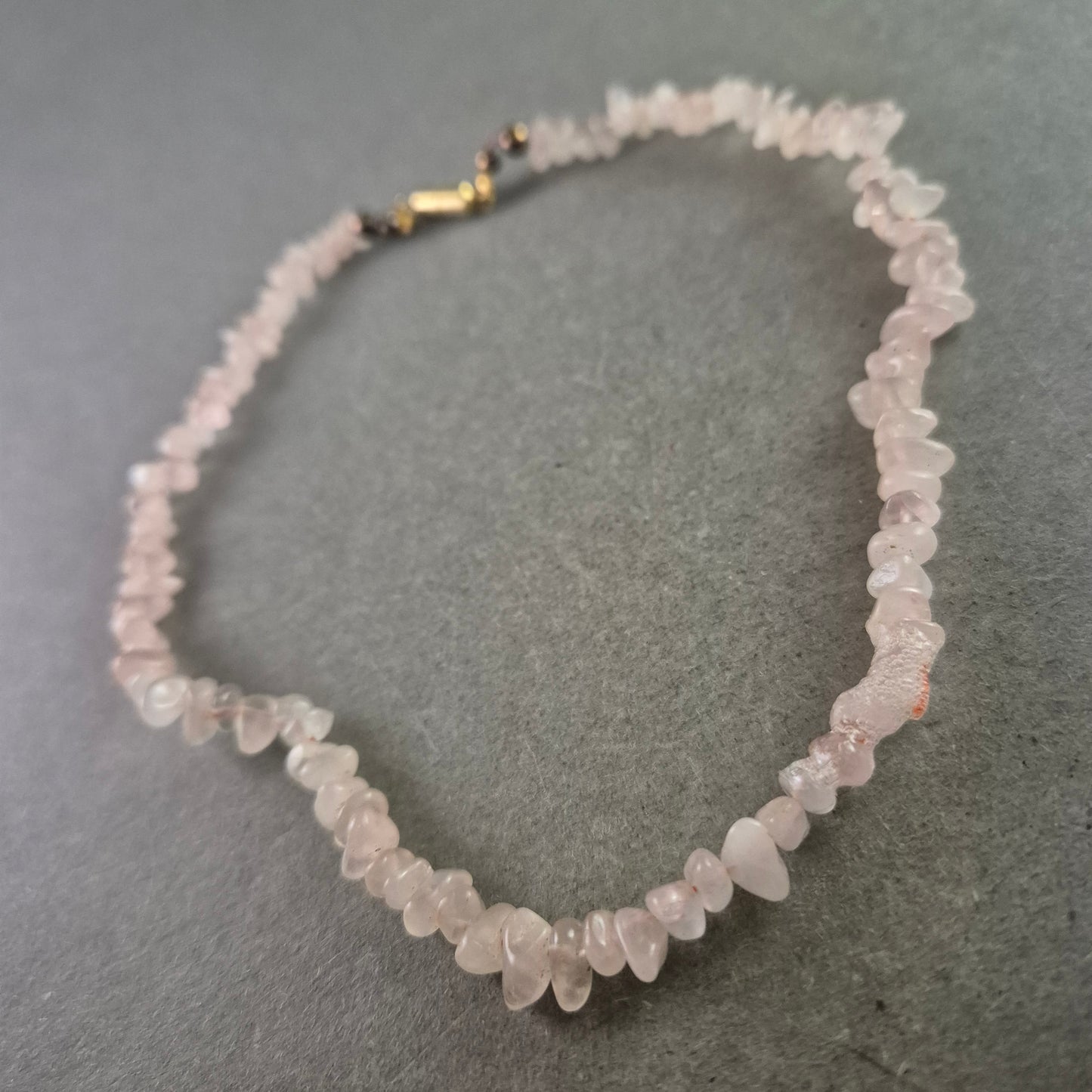 Zarte Rosenquarz Halskette – Natursteinoptik mit goldfarbenem Verschluss