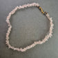 Zarte Rosenquarz Halskette – Natursteinoptik mit goldfarbenem Verschluss