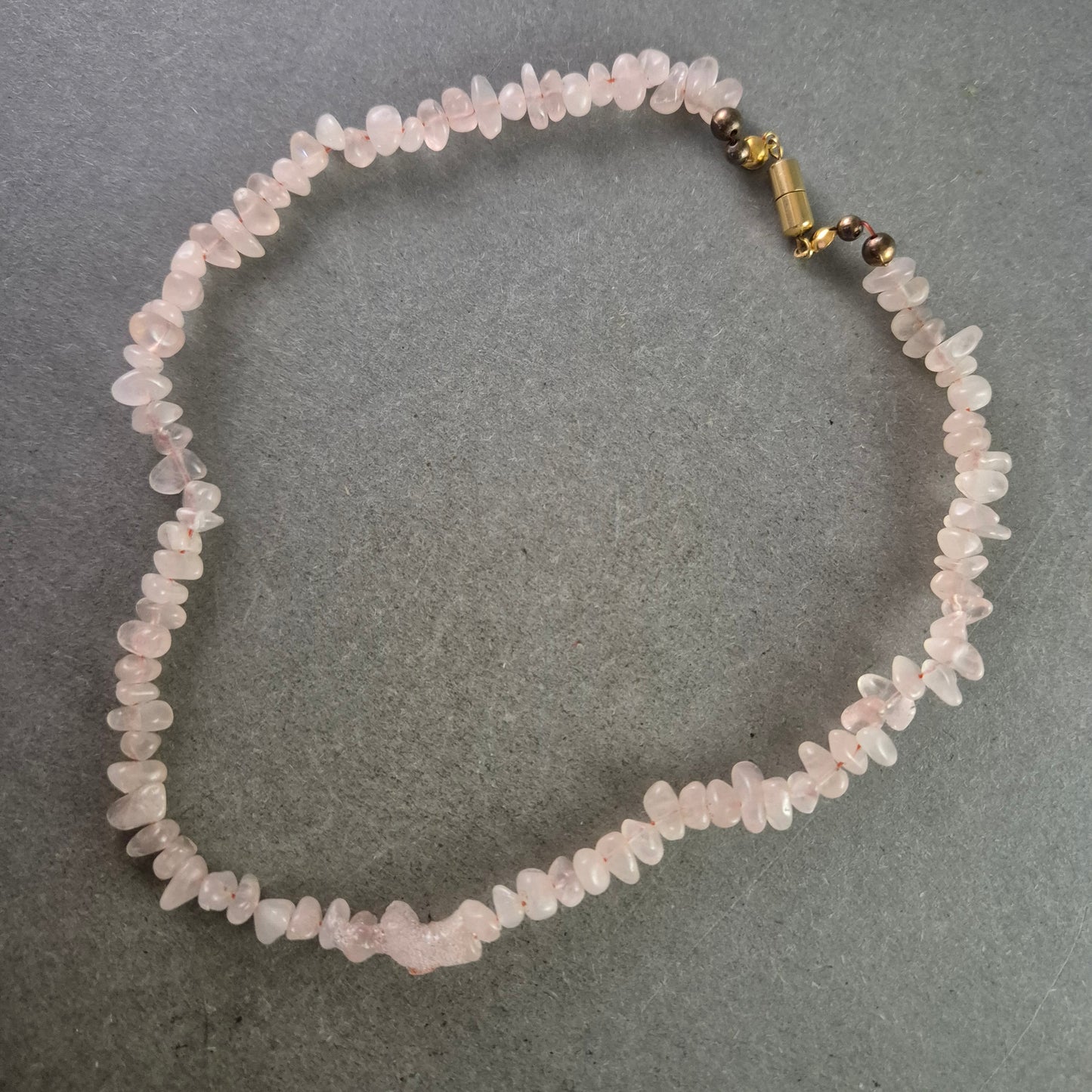 Zarte Rosenquarz Halskette – Natursteinoptik mit goldfarbenem Verschluss