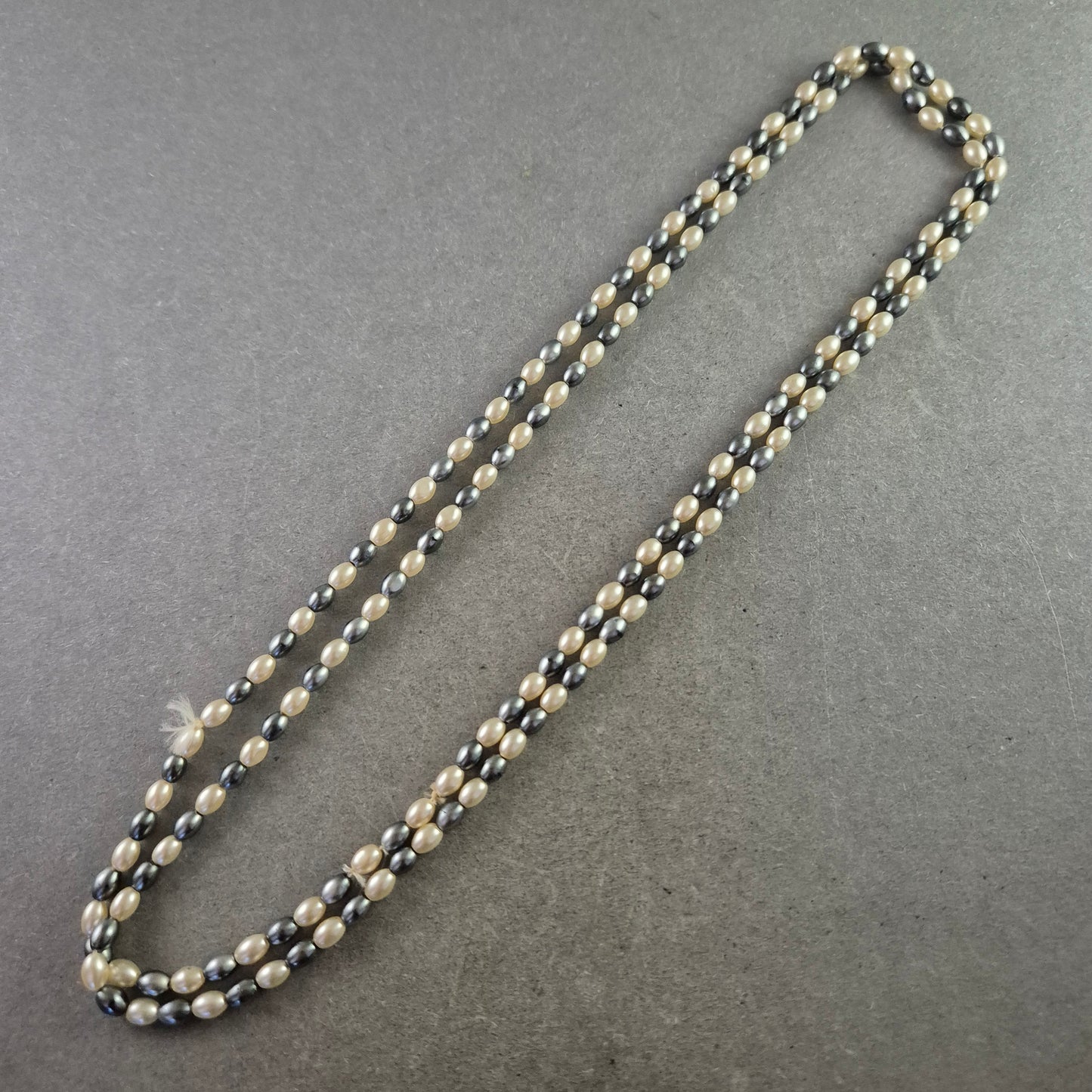 Zweireihige Perlen Kette – Eleganter Kontrast in Creme und Grau