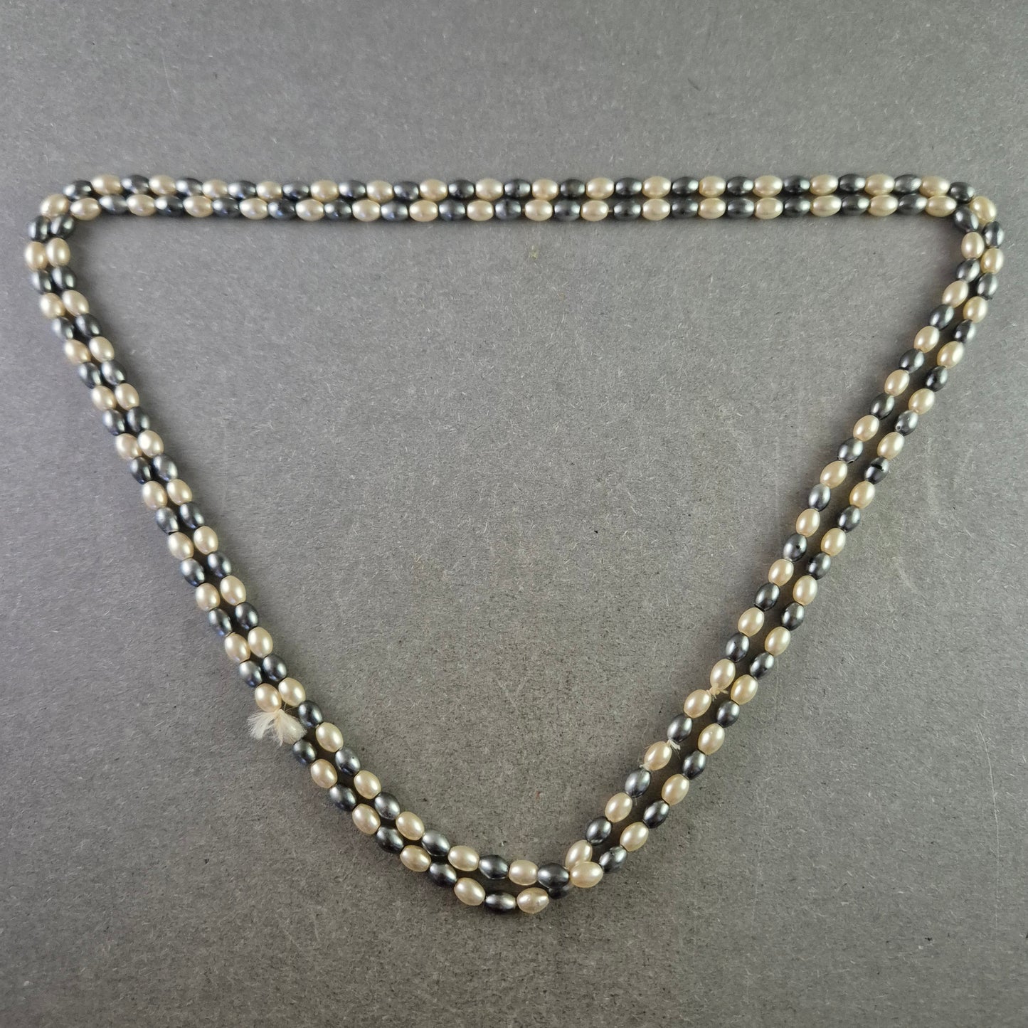 Zweireihige Perlen Kette – Eleganter Kontrast in Creme und Grau