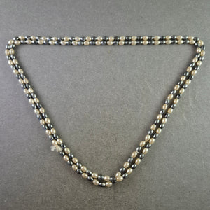 Zweireihige Perlen Kette – Eleganter Kontrast in Creme und Grau