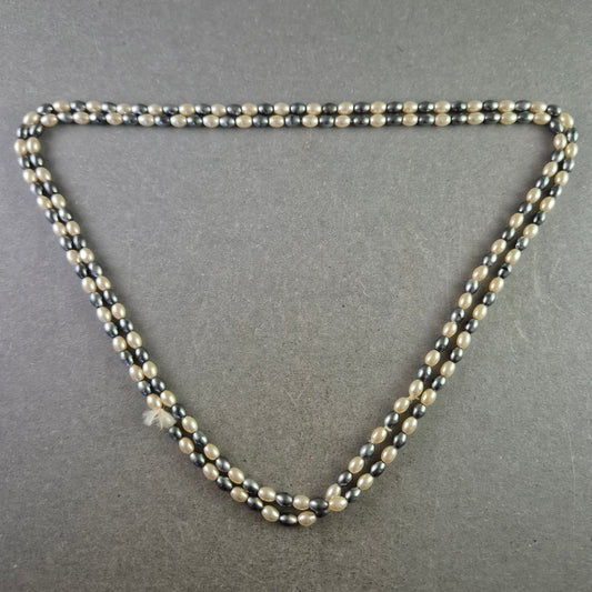 Zweireihige Perlen Kette – Eleganter Kontrast in Creme und Grau