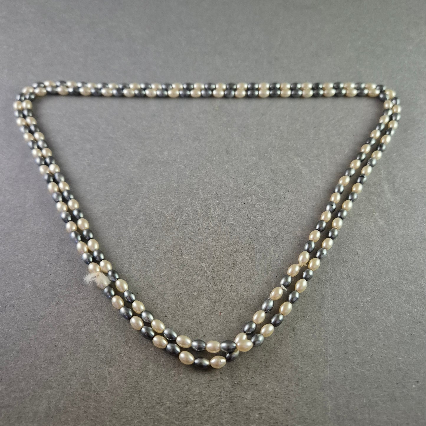 Zweireihige Perlen Kette – Eleganter Kontrast in Creme und Grau