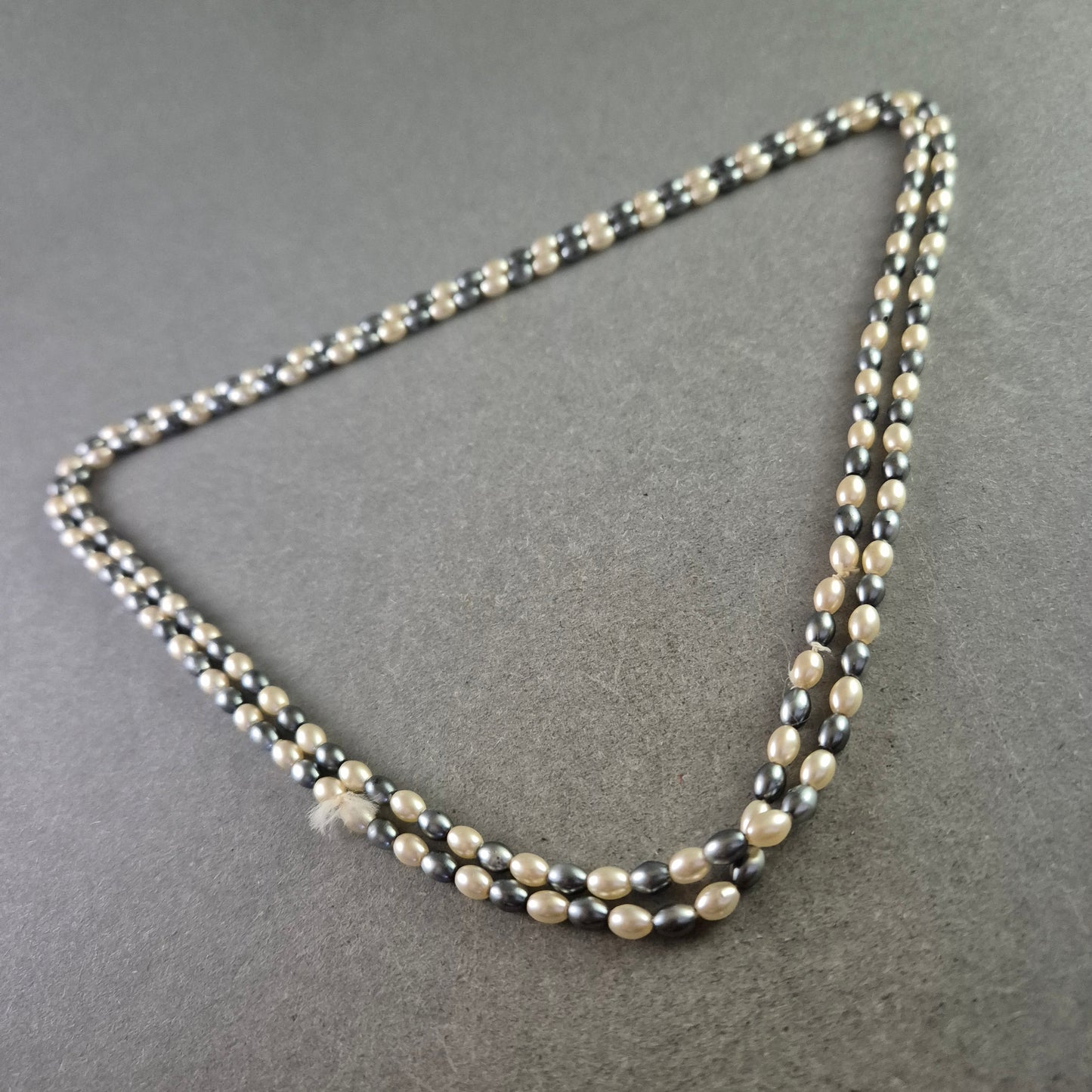 Zweireihige Perlen Kette – Eleganter Kontrast in Creme und Grau