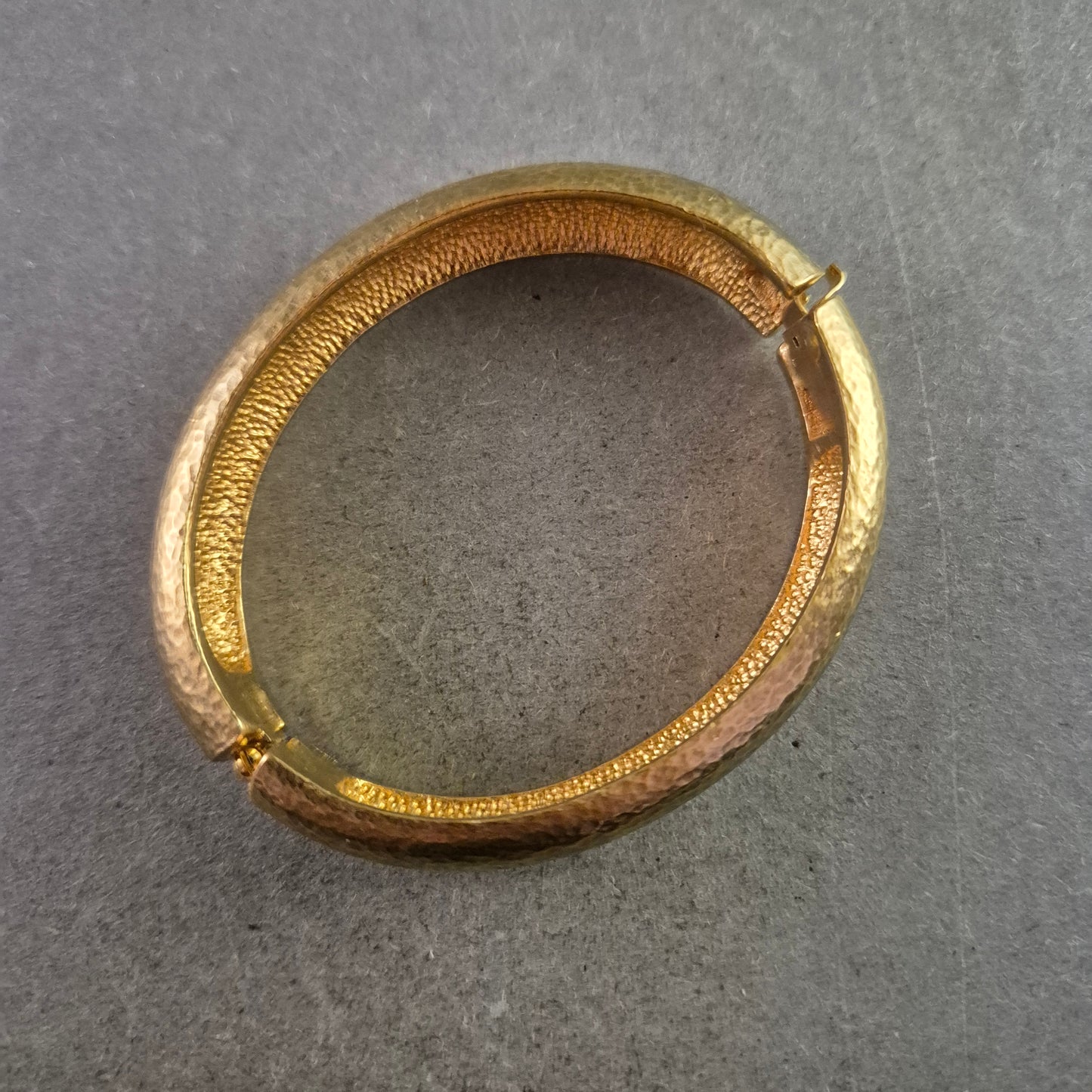 Elegantes Armreif Armband – Goldfarbene Struktur mit Hammerschlag-Optik