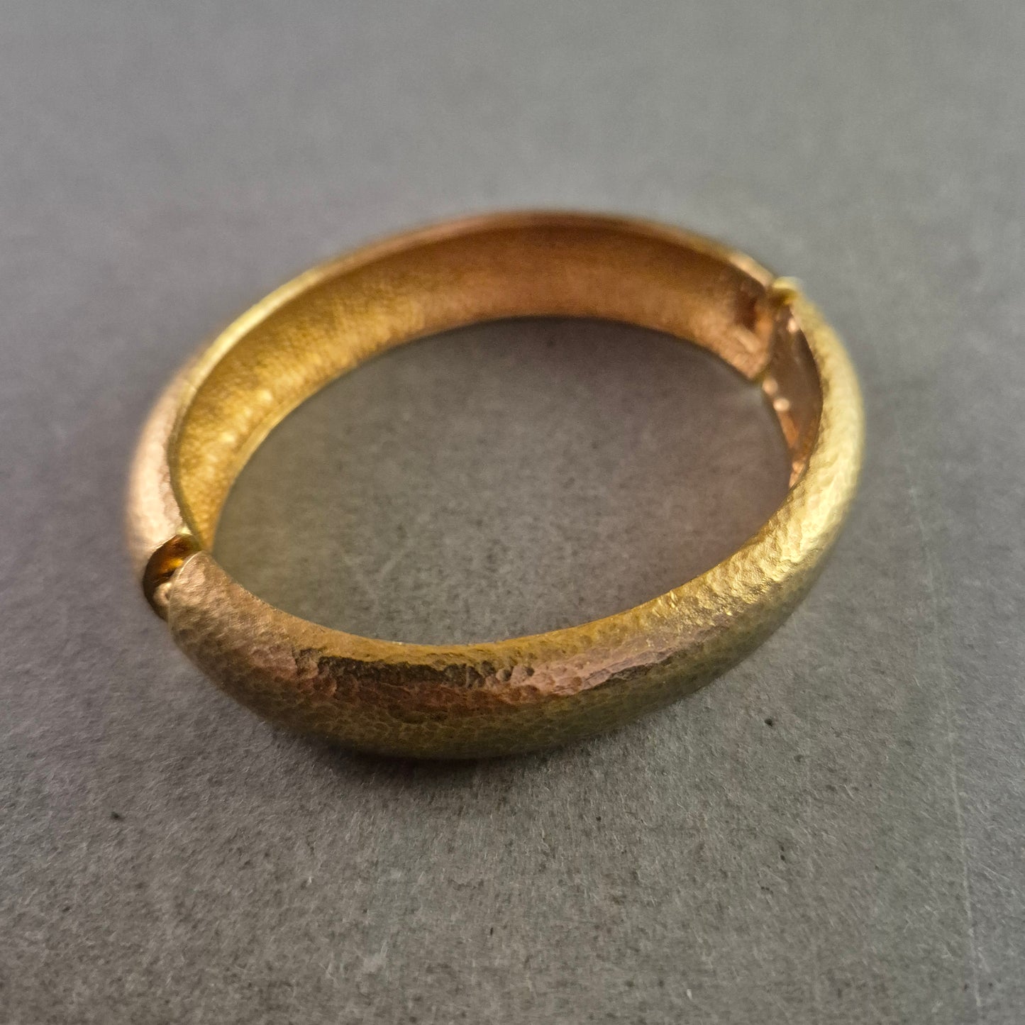 Elegantes Armreif Armband – Goldfarbene Struktur mit Hammerschlag-Optik