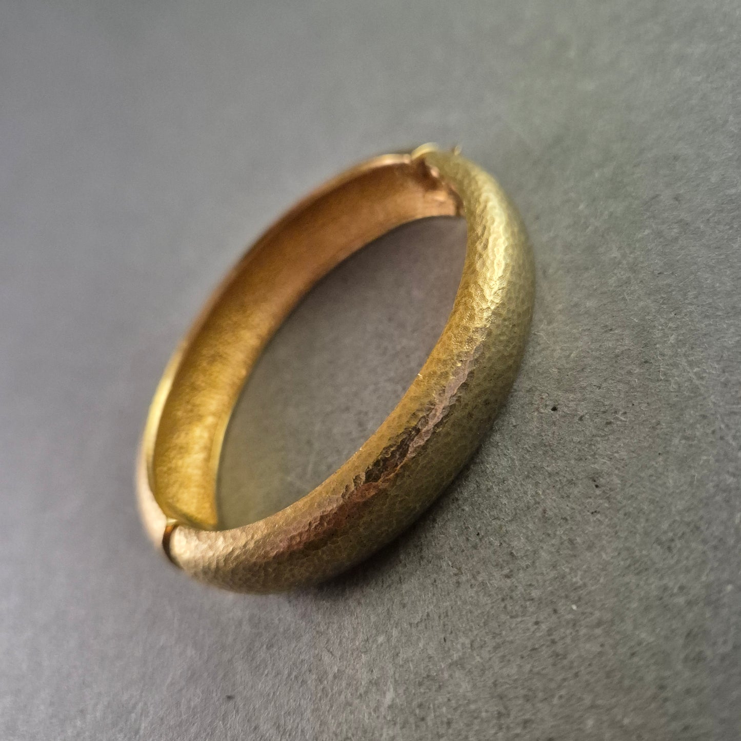 Elegantes Armreif Armband – Goldfarbene Struktur mit Hammerschlag-Optik