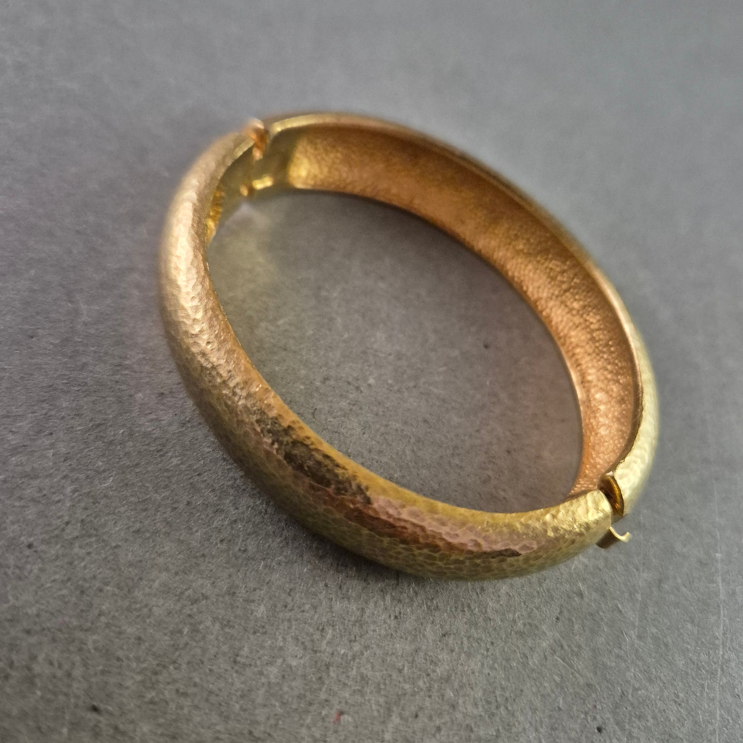 Elegantes Armreif Armband – Goldfarbene Struktur mit Hammerschlag-Optik