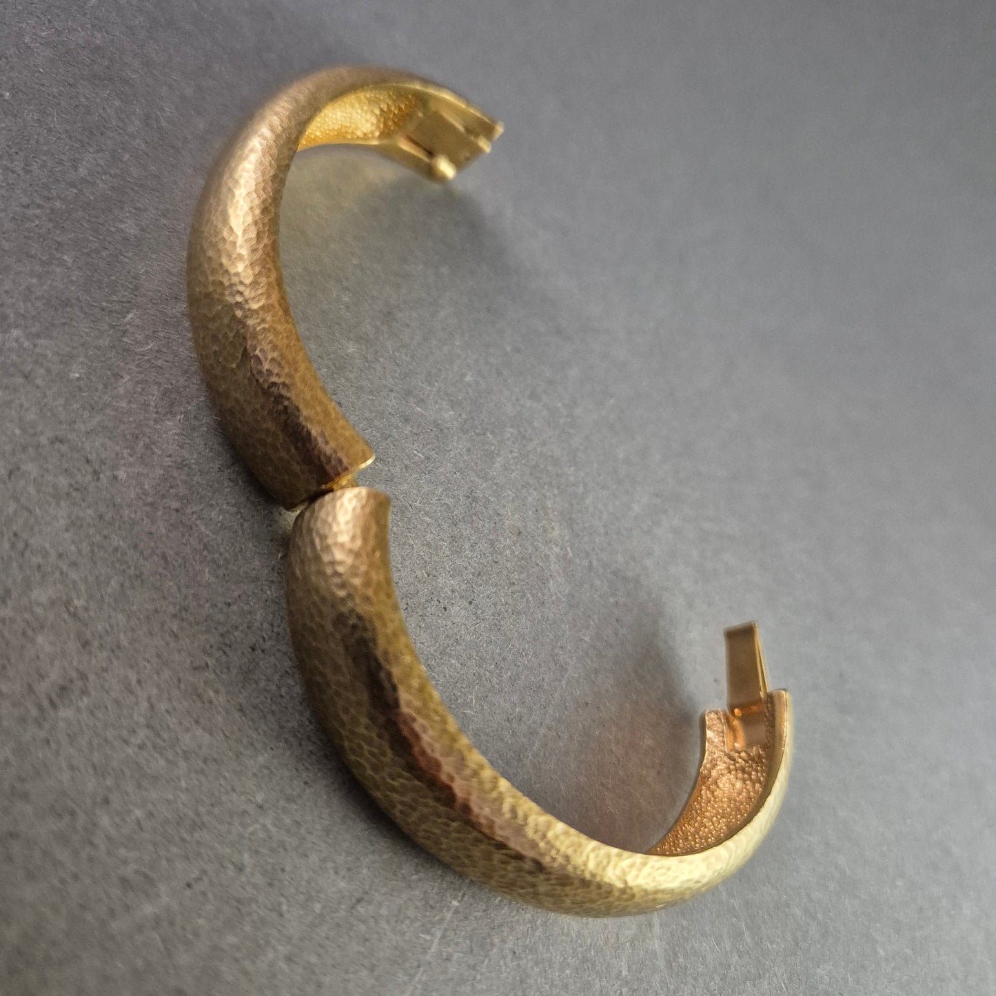 Elegantes Armreif Armband – Goldfarbene Struktur mit Hammerschlag-Optik