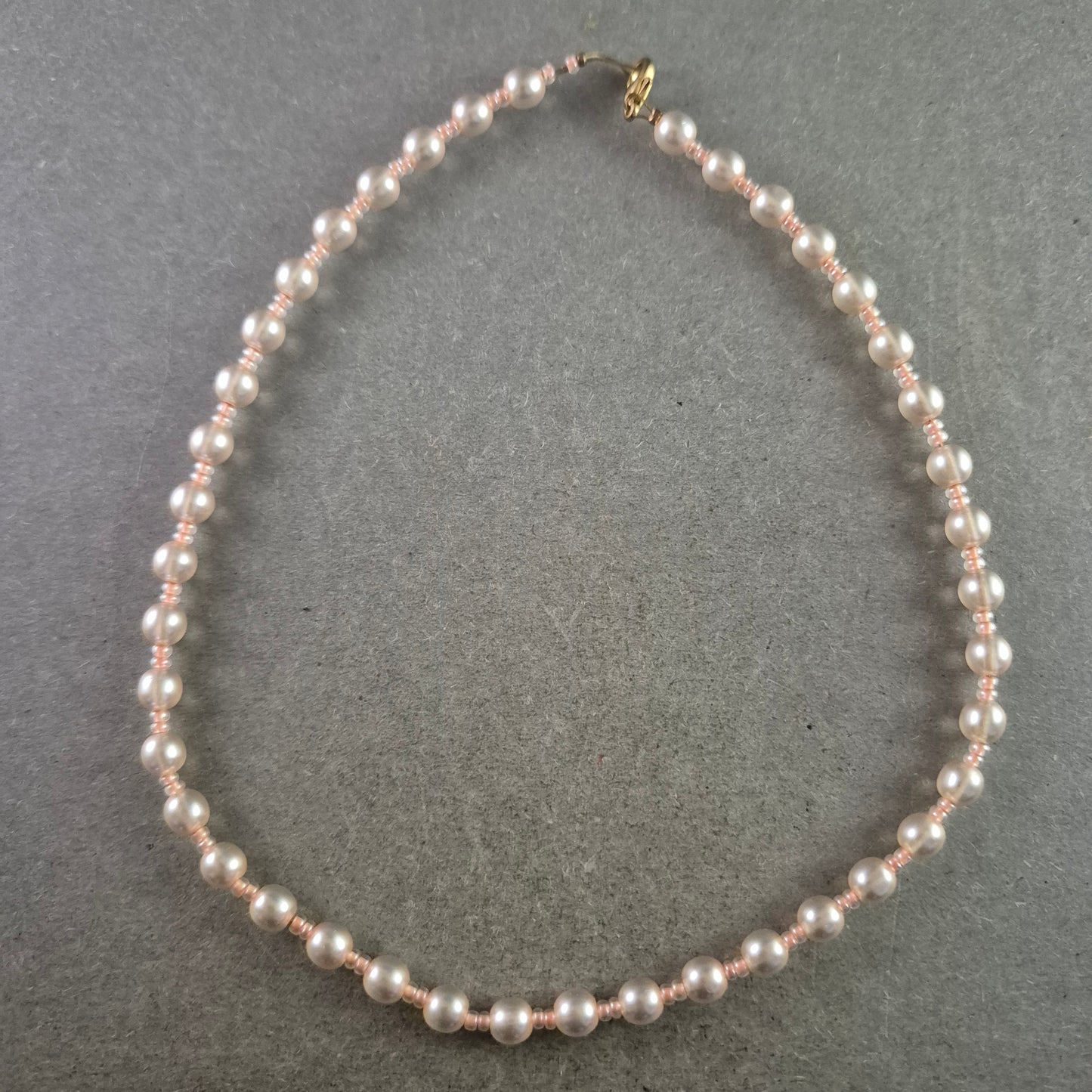 Klassische Perlen Kette – Elegantes Design mit zarten Zwischenperlen