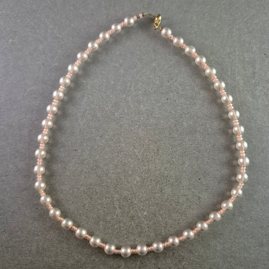 Klassische Perlen Kette – Elegantes Design mit zarten Zwischenperlen