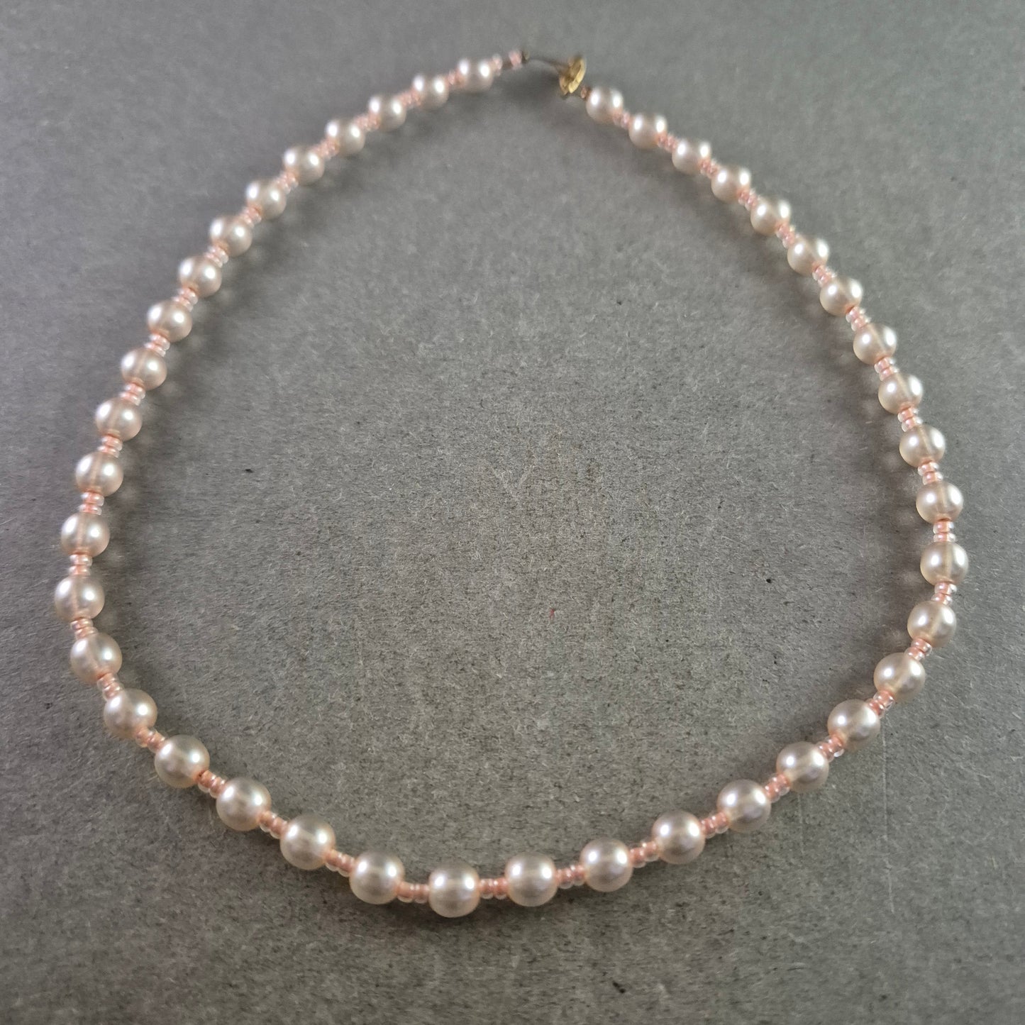 Klassische Perlen Kette – Elegantes Design mit zarten Zwischenperlen