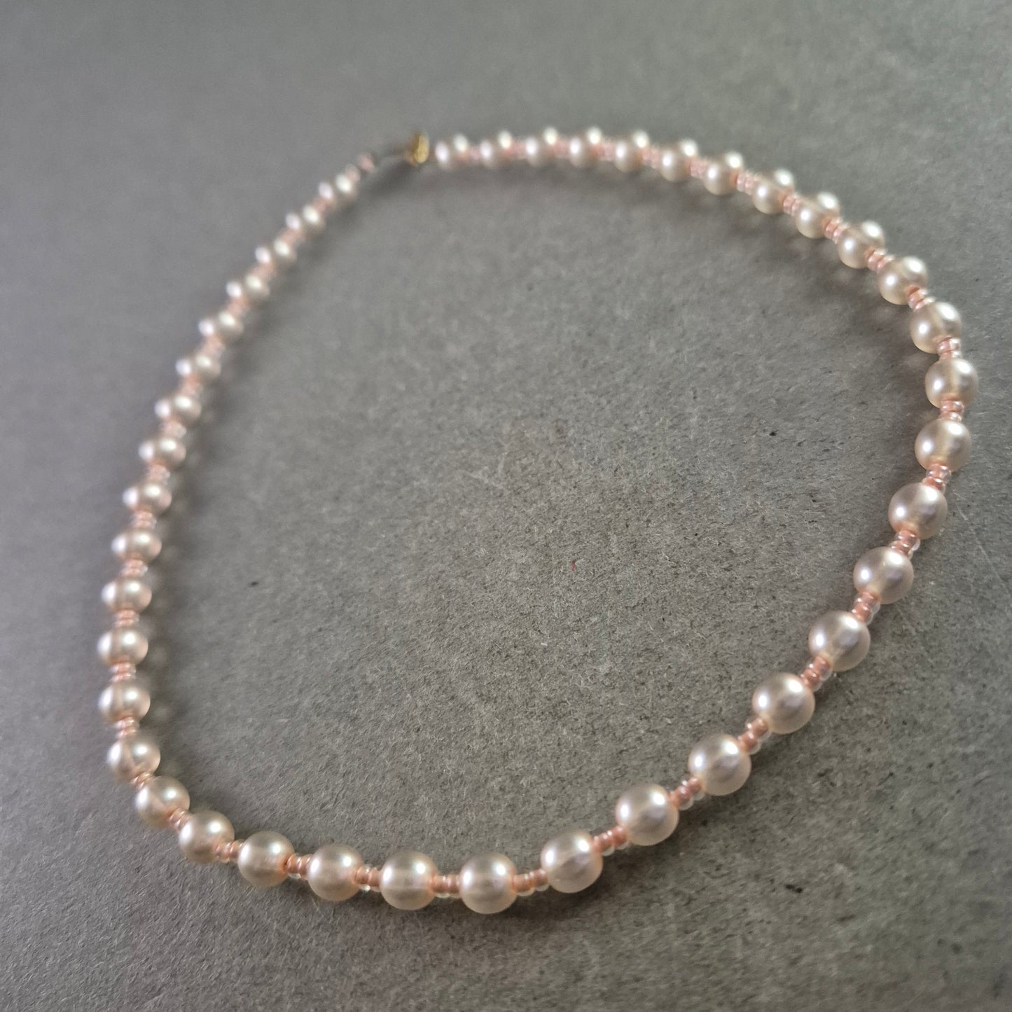 Klassische Perlen Kette – Elegantes Design mit zarten Zwischenperlen