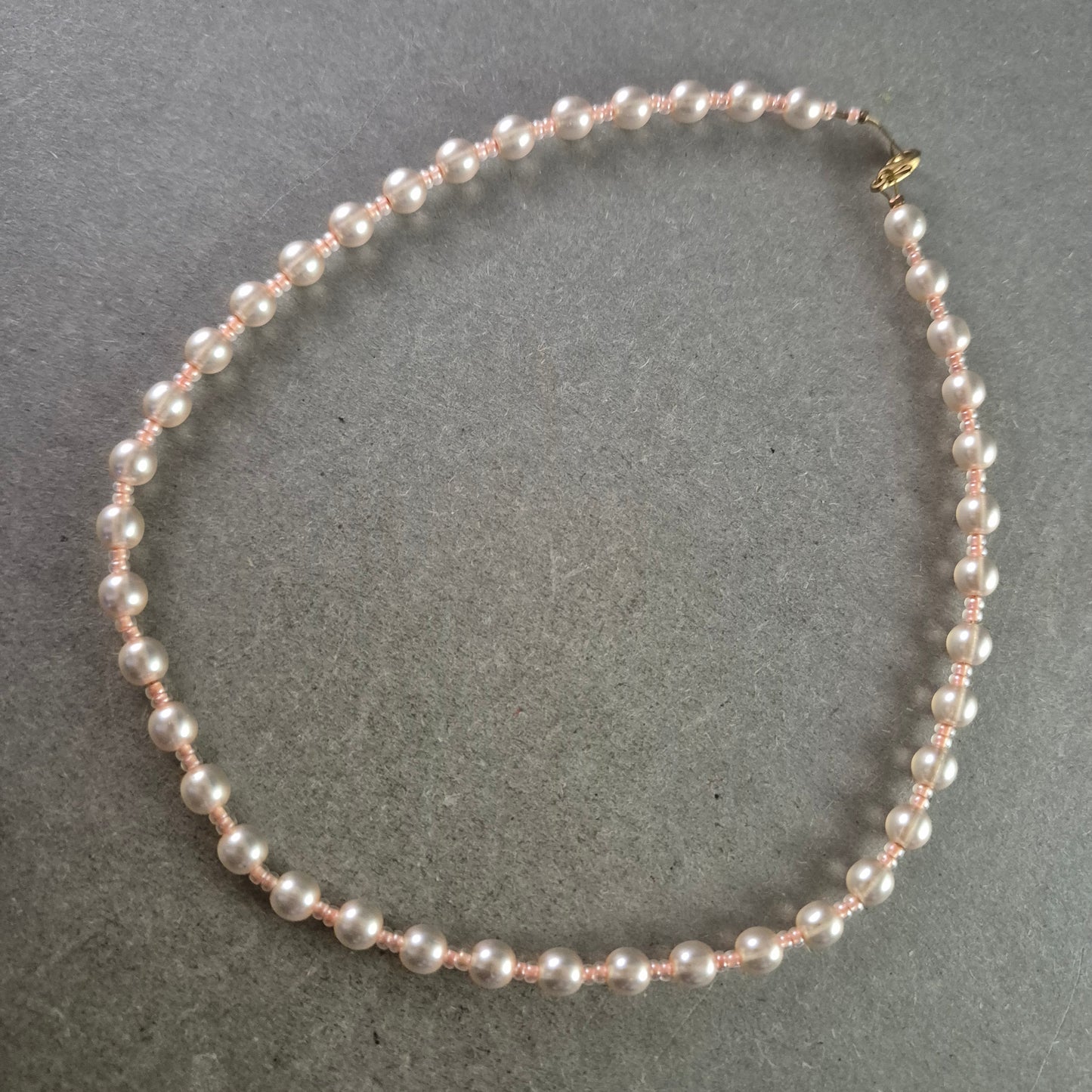 Klassische Perlen Kette – Elegantes Design mit zarten Zwischenperlen