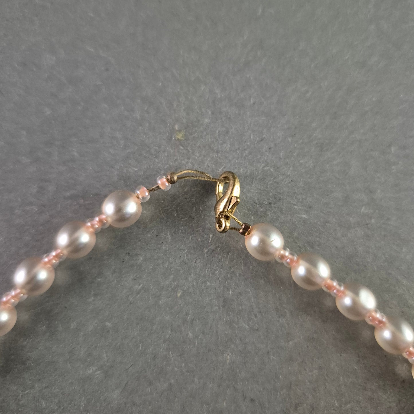 Klassische Perlen Kette – Elegantes Design mit zarten Zwischenperlen