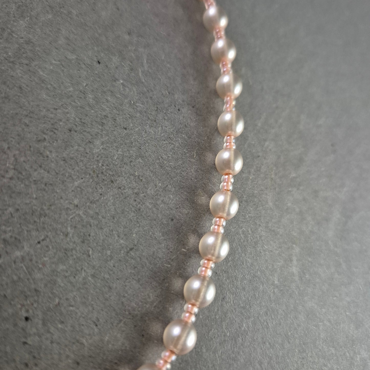 Klassische Perlen Kette – Elegantes Design mit zarten Zwischenperlen