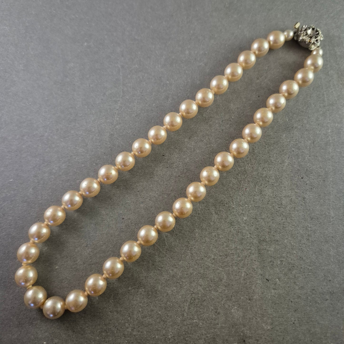 Vintage Perlen Kette – Eleganter Klassiker mit filigranem Verschluss