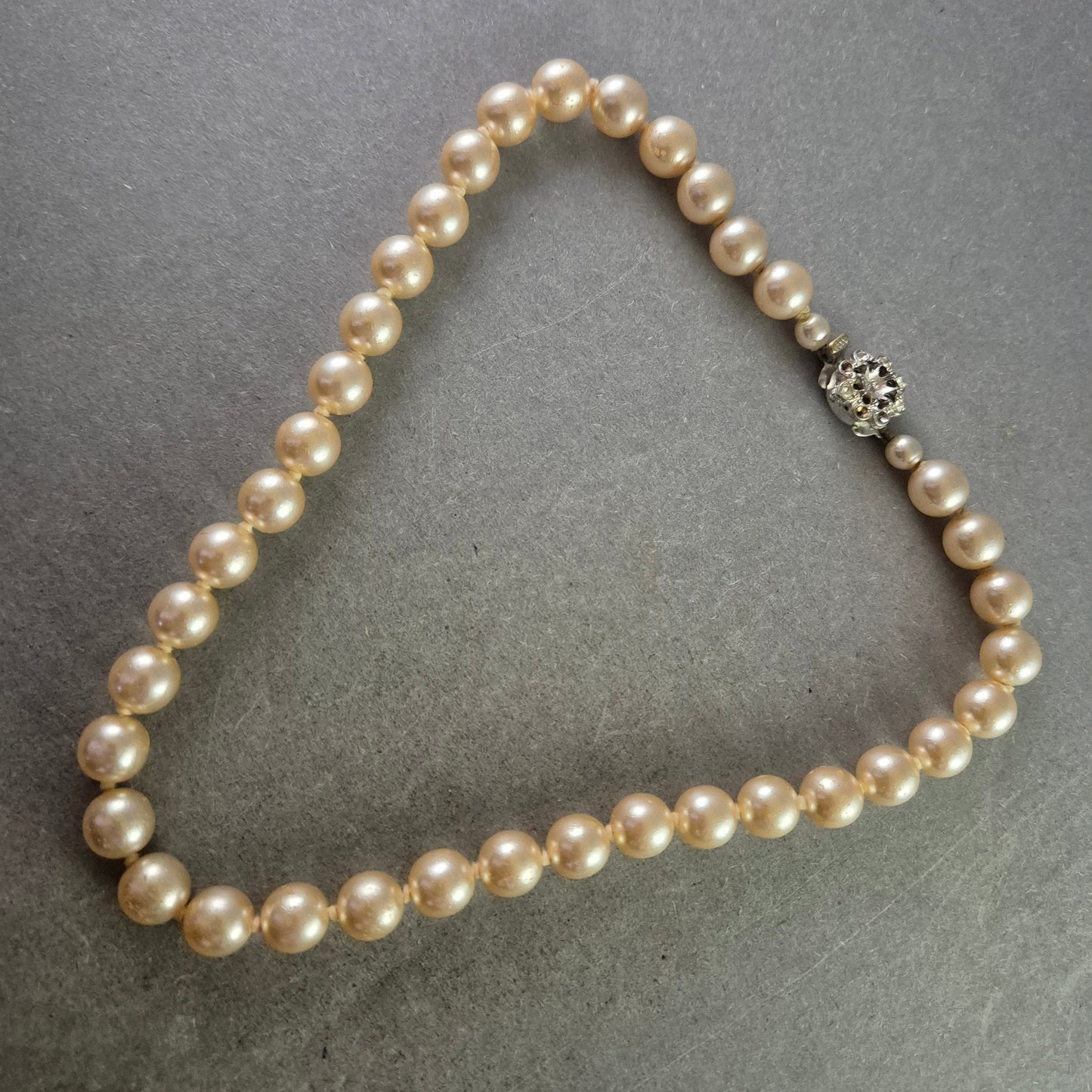 Vintage Perlen Kette – Eleganter Klassiker mit filigranem Verschluss