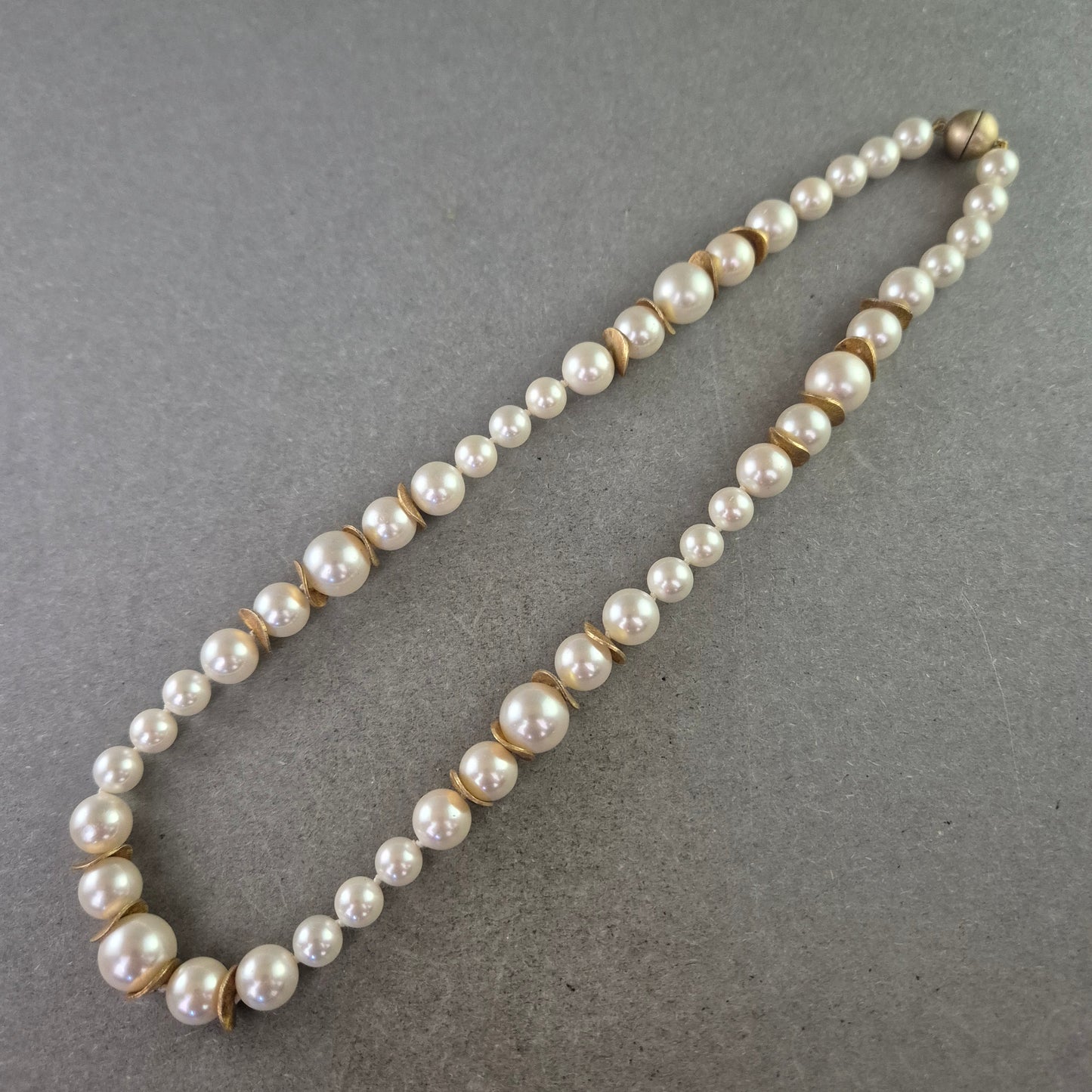 Elegante Perlen Kette mit goldfarbenen Zwischenelementen – Klassisches Design