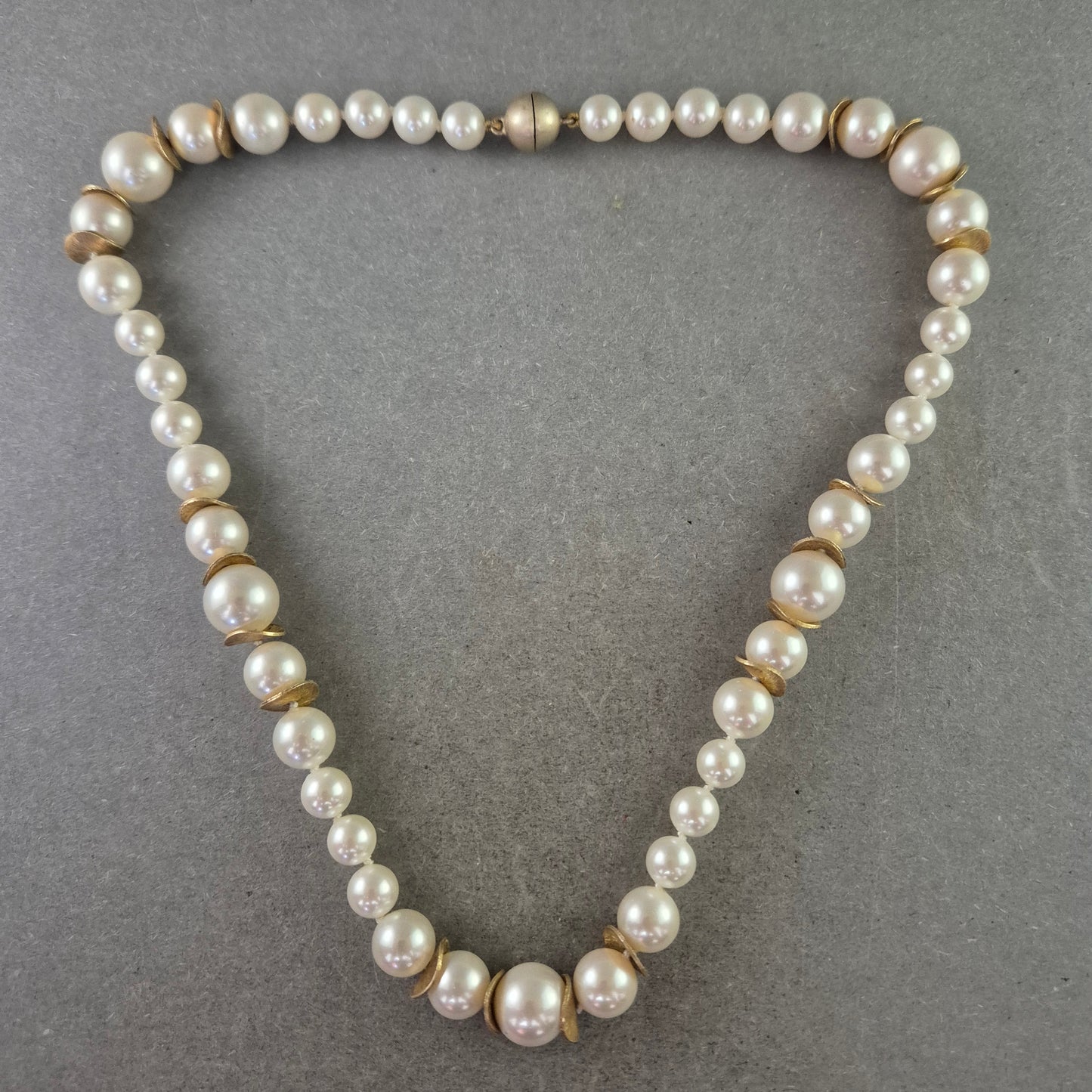 Elegante Perlen Kette mit goldfarbenen Zwischenelementen – Klassisches Design