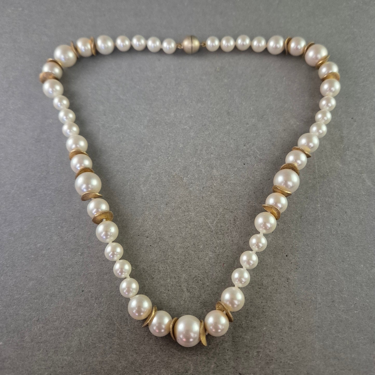 Elegante Perlen Kette mit goldfarbenen Zwischenelementen – Klassisches Design