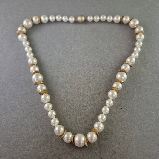 Elegante Perlen Kette mit goldfarbenen Zwischenelementen – Klassisches Design