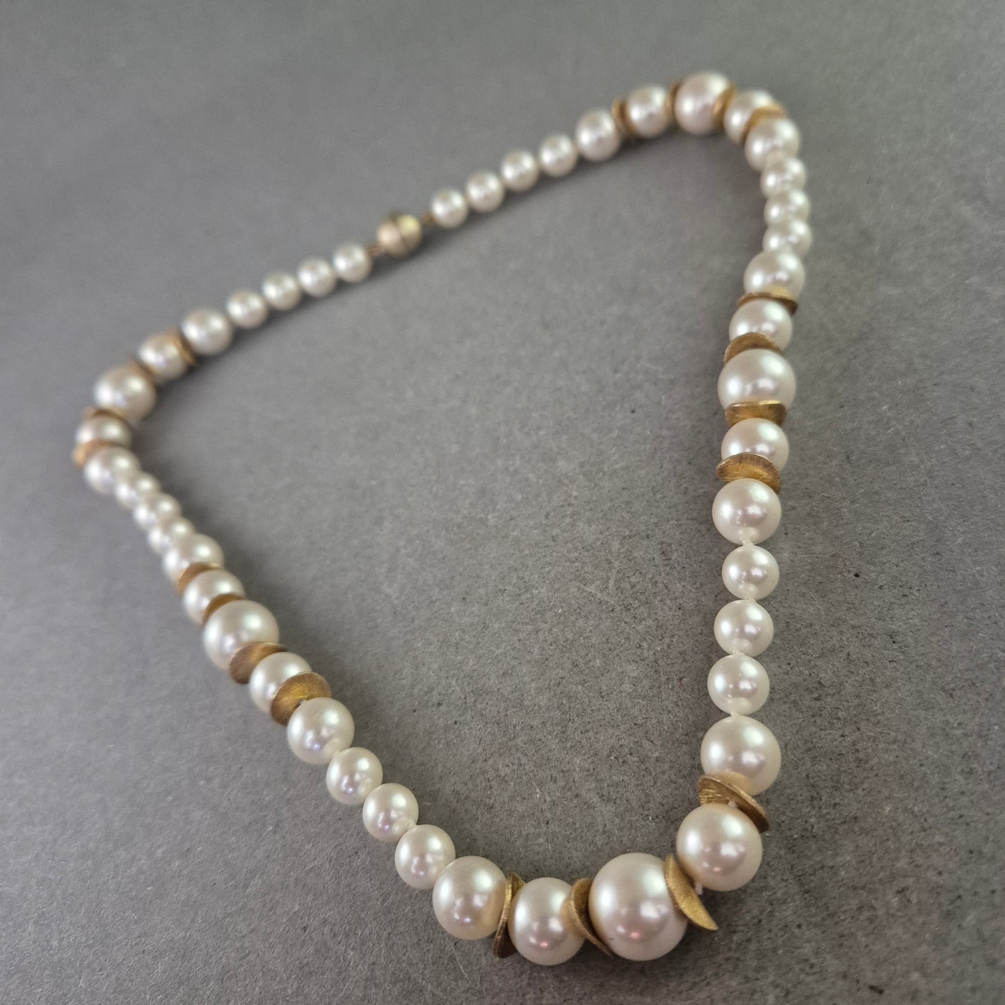 Elegante Perlen Kette mit goldfarbenen Zwischenelementen – Klassisches Design