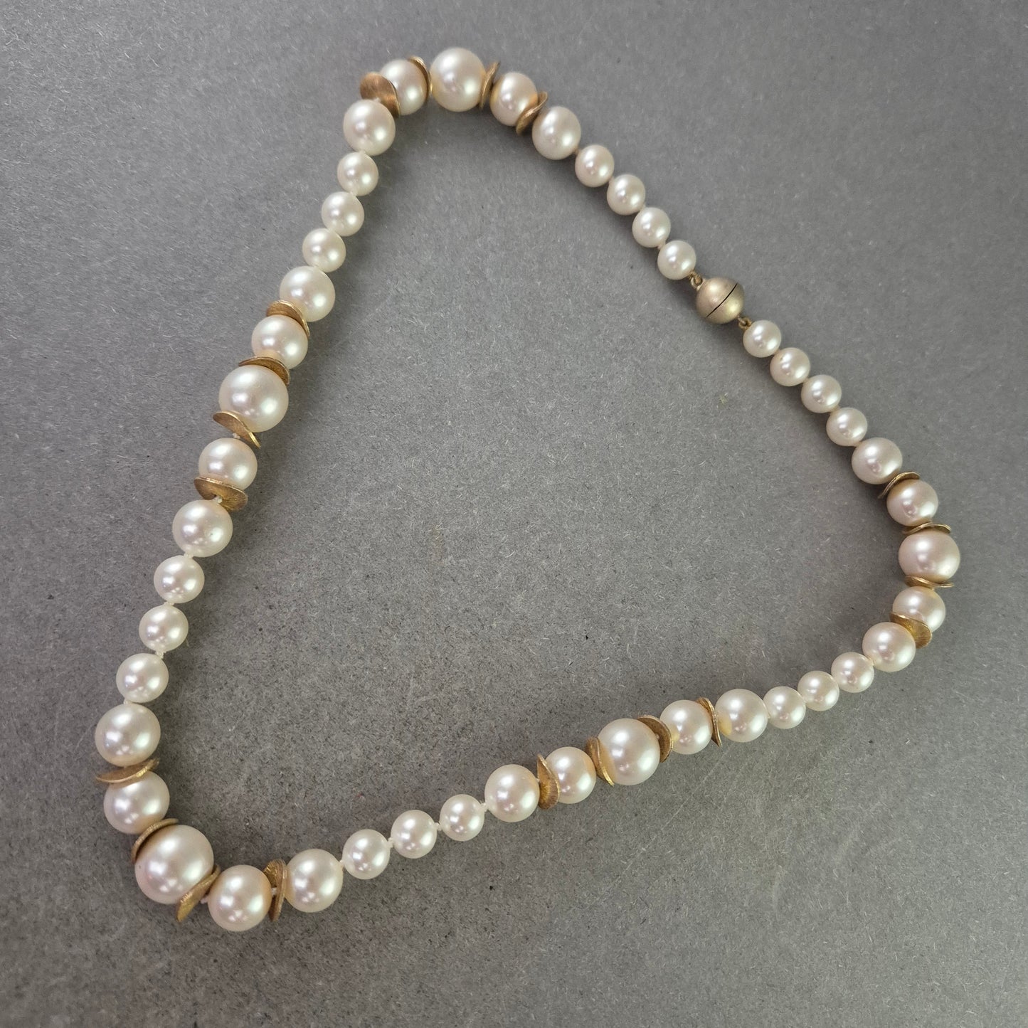 Elegante Perlen Kette mit goldfarbenen Zwischenelementen – Klassisches Design