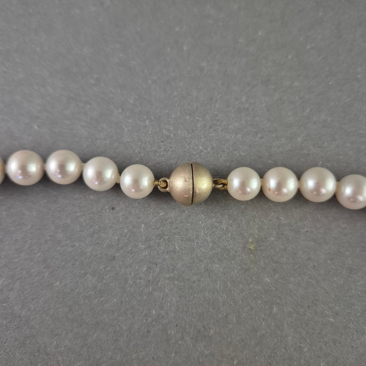 Elegante Perlen Kette mit goldfarbenen Zwischenelementen – Klassisches Design