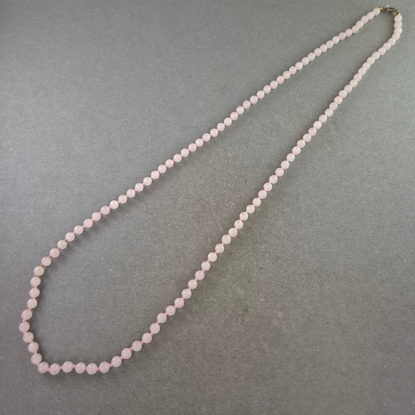 Rosenquarz Kette mit runden Perlen – Zarte Eleganz in Rosa