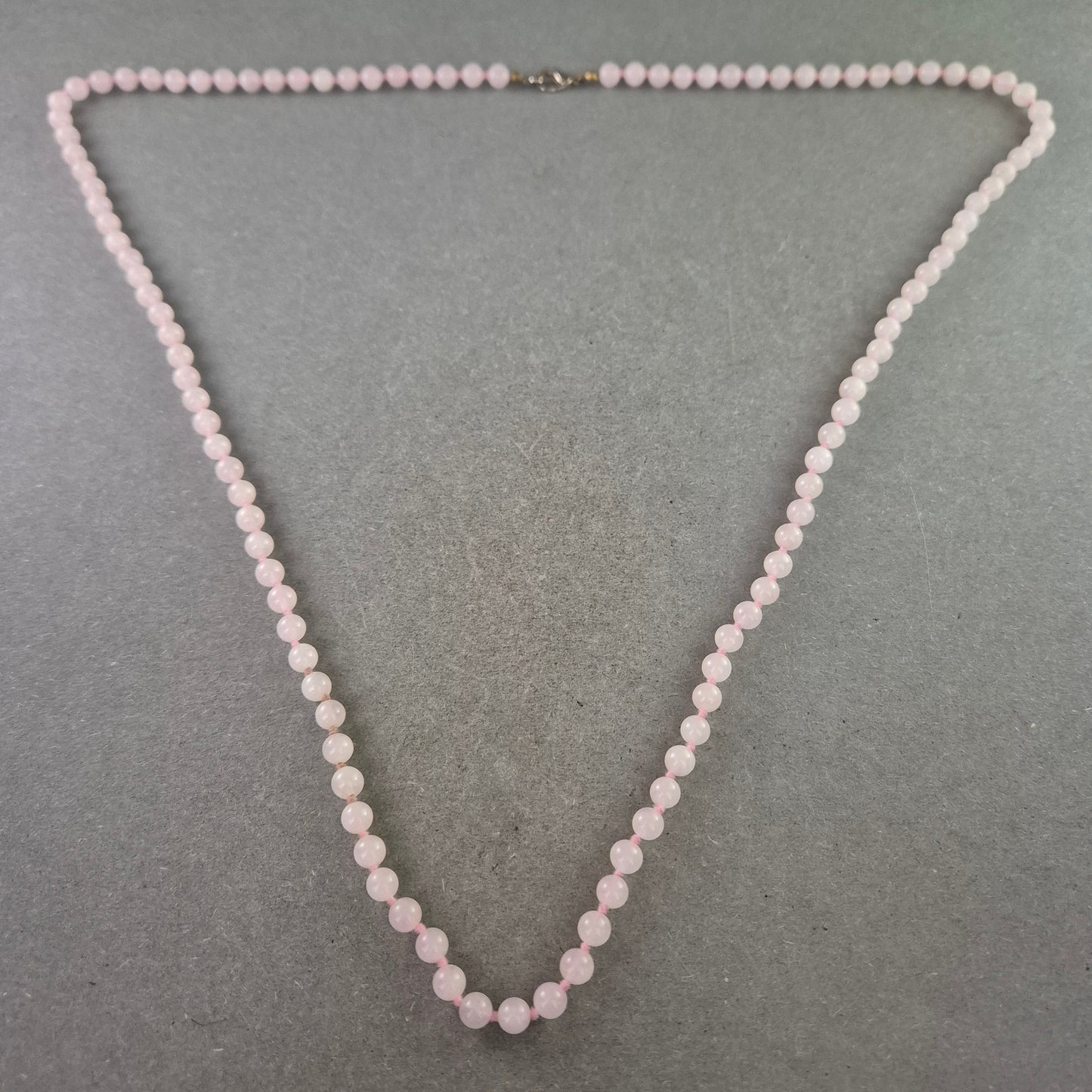 Rosenquarz Kette mit runden Perlen – Zarte Eleganz in Rosa