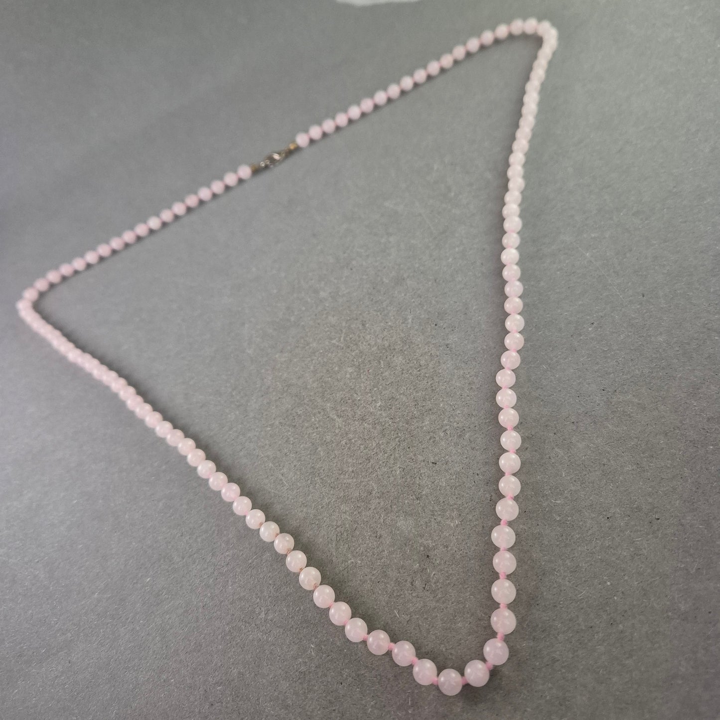 Rosenquarz Kette mit runden Perlen – Zarte Eleganz in Rosa