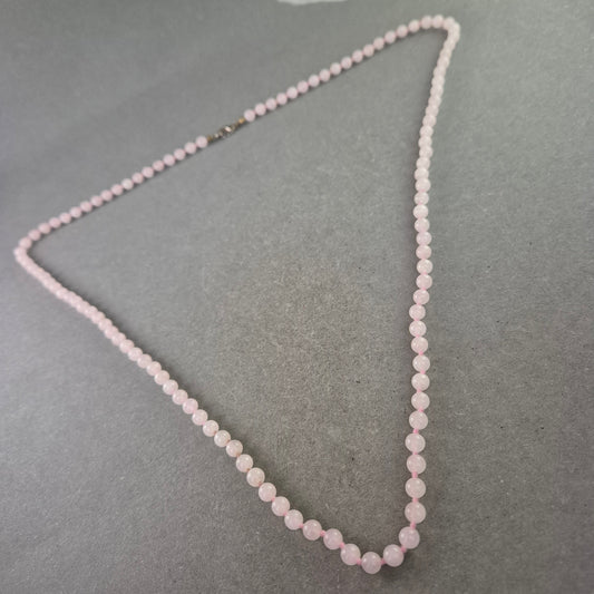 Rosenquarz Kette mit runden Perlen – Zarte Eleganz in Rosa