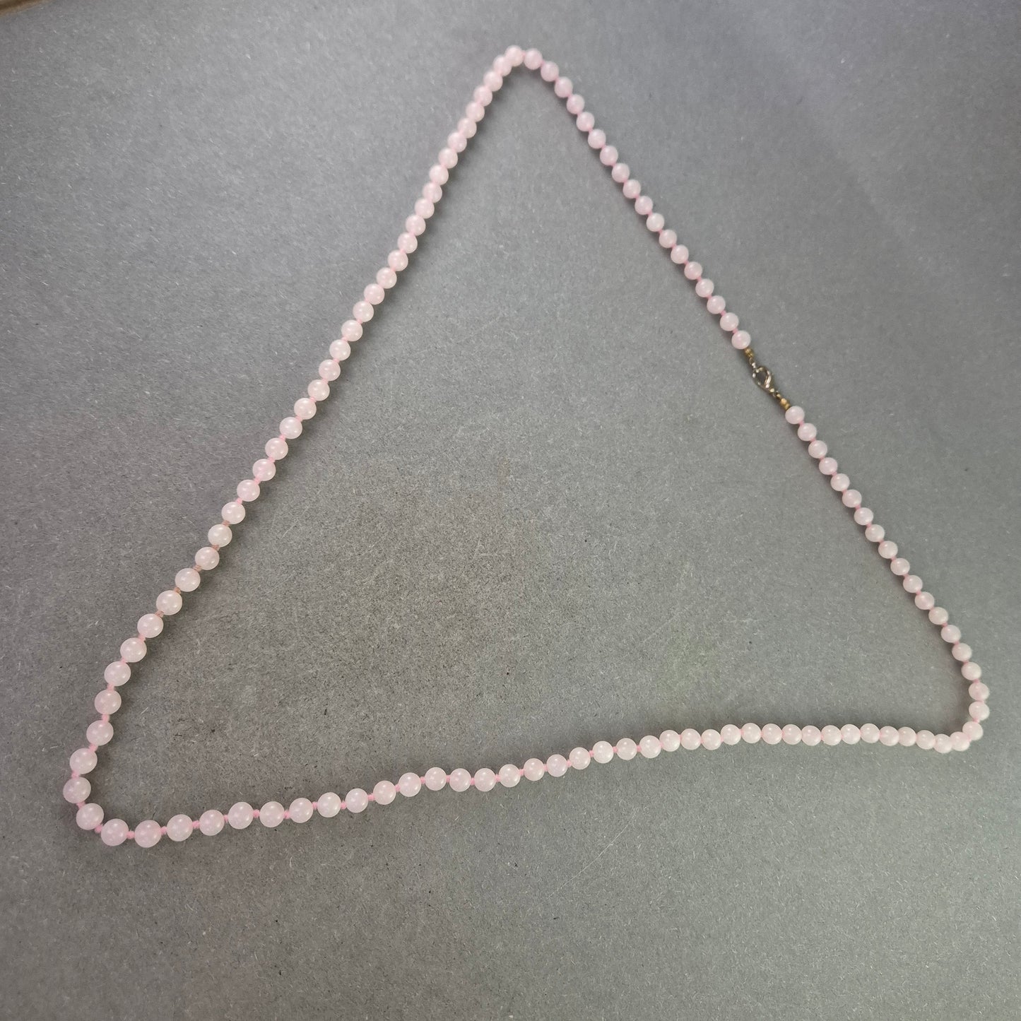 Rosenquarz Kette mit runden Perlen – Zarte Eleganz in Rosa