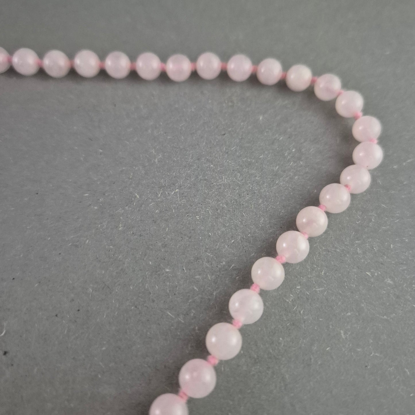 Rosenquarz Kette mit runden Perlen – Zarte Eleganz in Rosa