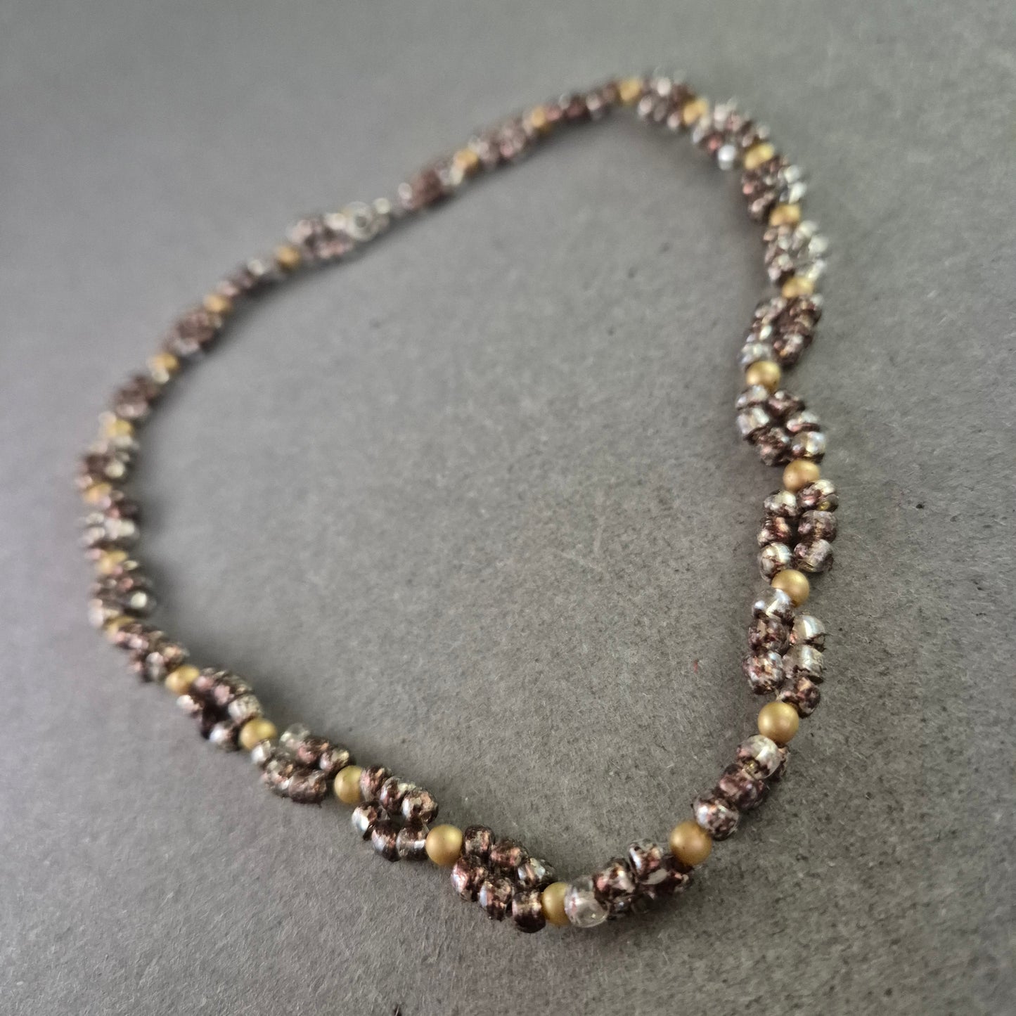 Perlen Kette in Braun Gold Tönen – Geflochtenes Design