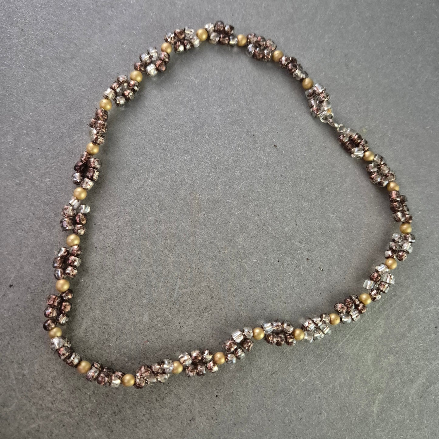 Perlen Kette in Braun Gold Tönen – Geflochtenes Design